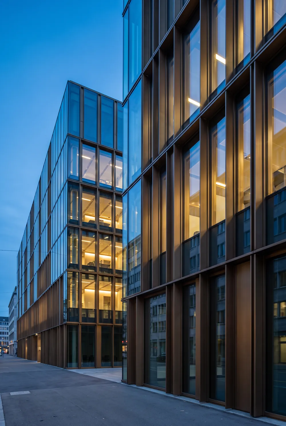 Modernes Bürogebäude mit Glas- und Metallfassade in der Abenddämmerung